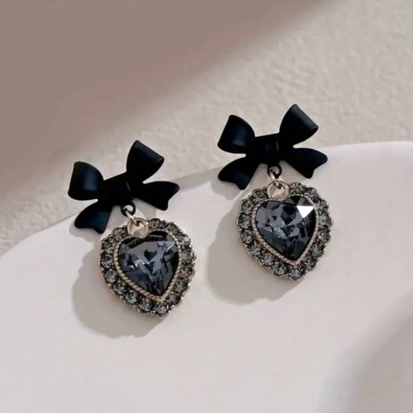 ✨Modcloth Maren Black Heart & Bow Earrings - Picture 3 of 5